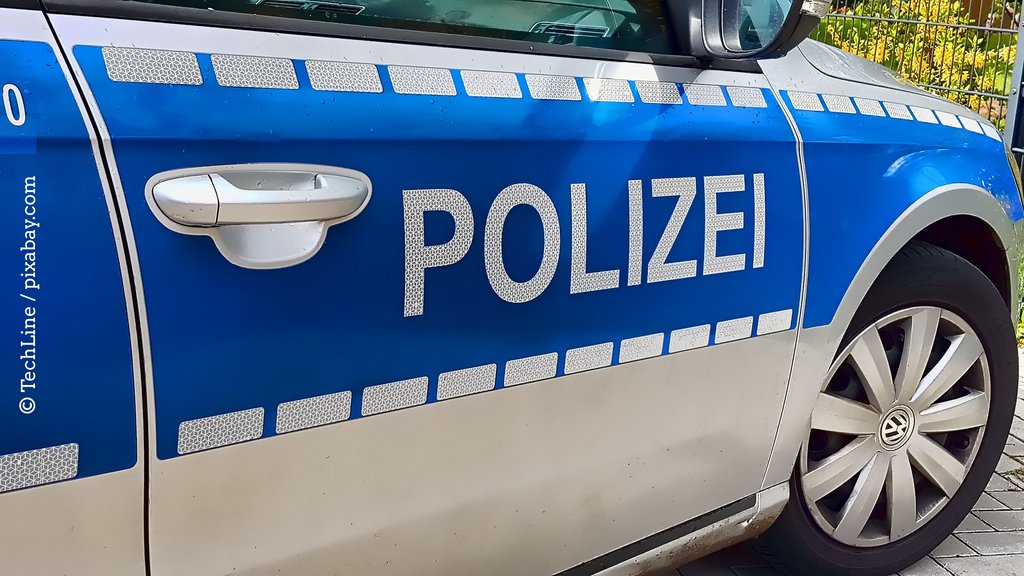 KI generiert: Das Bild zeigt die Seitenansicht eines deutschen Polizeiautos mit der Aufschrift "POLIZEI". Der Fokus liegt auf der blauen Lackierung des Fahrzeugs und dem Türgriff.