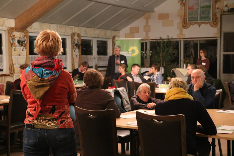 Cornelia Lüddemann beim Bürgerdialog. Im Hintergund spricht Olaf Meister. 