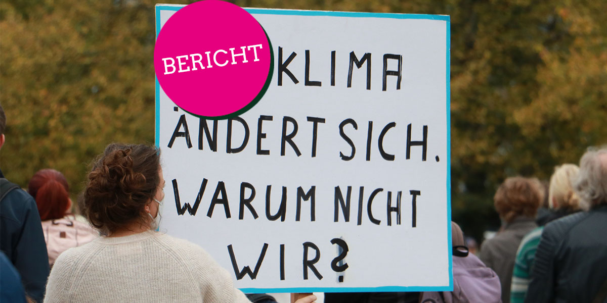 KI generiert: Das Bild zeigt eine Person, die ein Schild mit der Aufschrift "Klima ändert sich. Warum nicht wir?" hält, umgeben von einer Menschenmenge. Dies deutet auf eine Demonstration oder Protestveranstaltung hin, die auf den Klimawandel aufmerksam macht.
