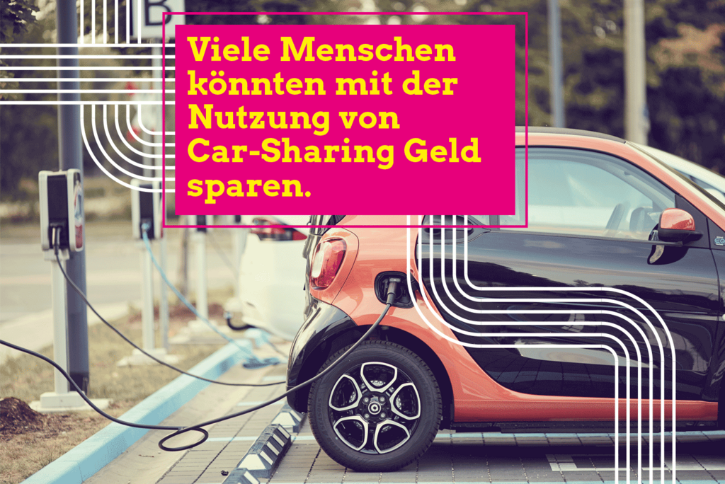 Auf dem Bild befindet sich ein orange-schwarzer Kleinwagen, in dessen Tankklappt ein Ladekabel steckt, das mit einer Ladesäule verbunden ist. Auf dem Bild steht der Text: Viele Menschen könnten mit der Nutzung von Car-Sharing Geld sparen.