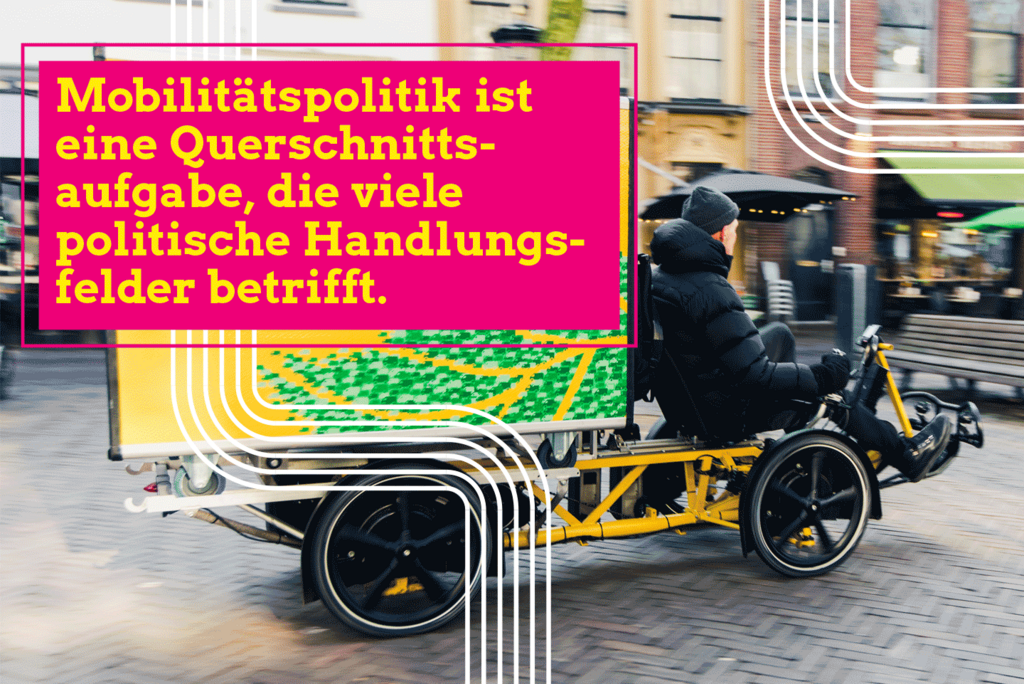 Eine Person sitzt auf einem E-Lastenrad, welches eine größere gelbe Box geladen hat. Auf dem Bild steht geschrieben: "Mobilitätspolitik ist eine Querschnittsaufgabe, die viele politische Handlungsfelder betrifft."