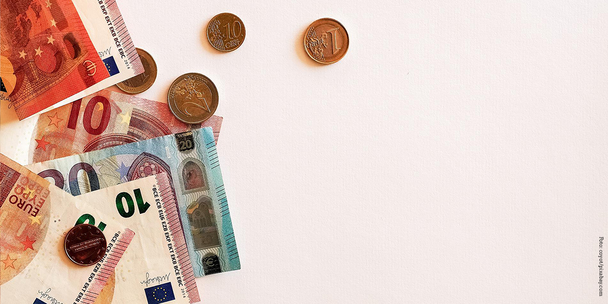 Euroscheine und Centmünzen auf einem hellen Untergrund
