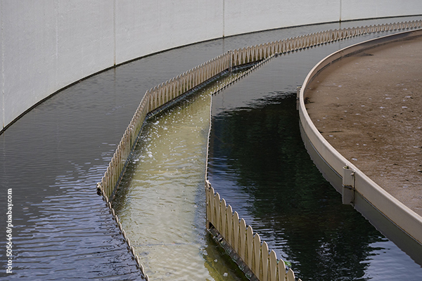 Wasser in einem Klärwerk. 