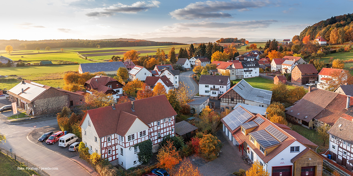 Panorama eines Dorfes in der Abendsonne. 