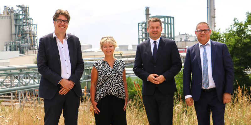 Gruppenbild mit Micheal Kellner, Cornelia Lüddemann, Sven Schulze und Carsten Franzke vor dem SKW